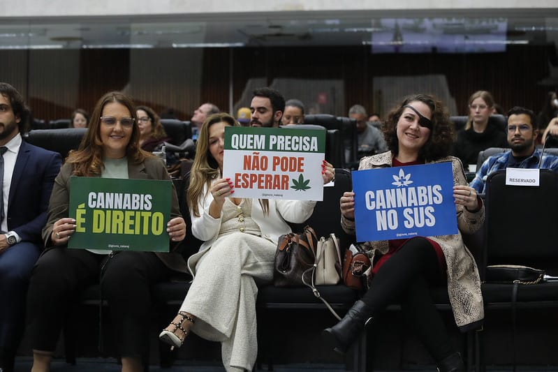 Simpósio sobre cannabis na Alep discute judicialização do acesso aos tratamentos