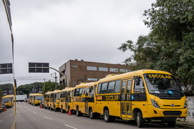 Governo do Estado entrega mais 88 ônibus escolares para atender 76 municípios