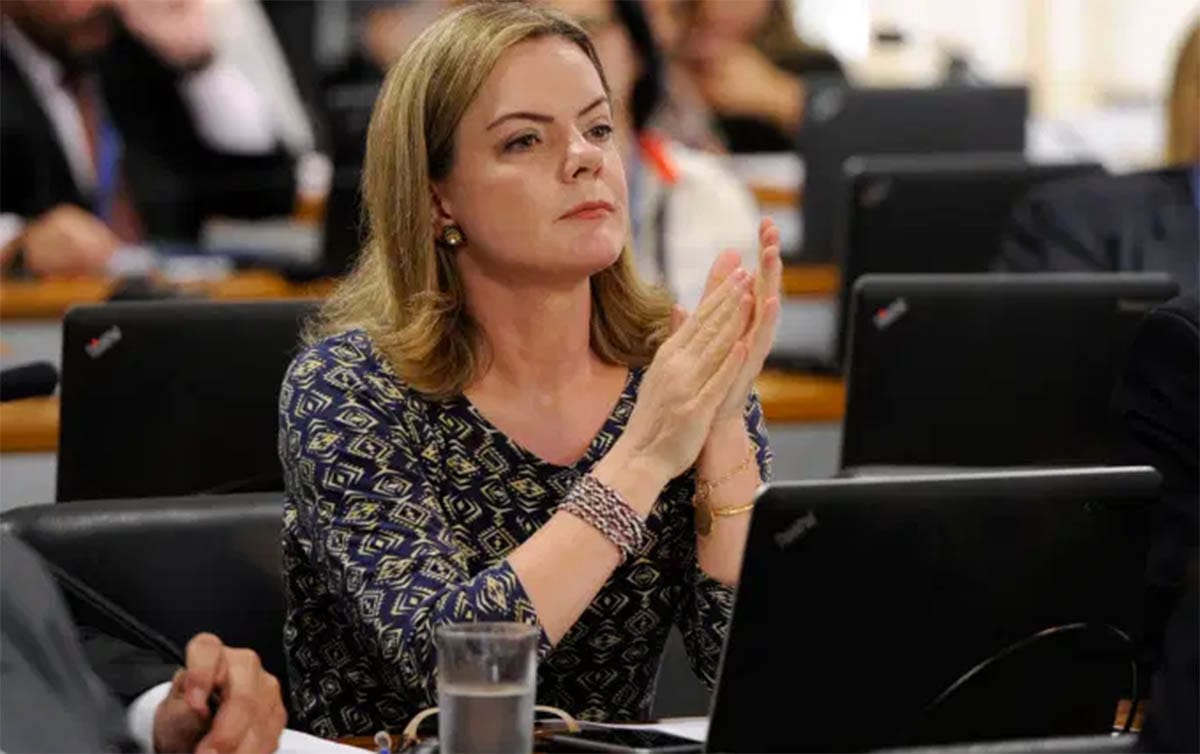 Plural entrevista Gleisi Hoffmann. Assista ao vivo