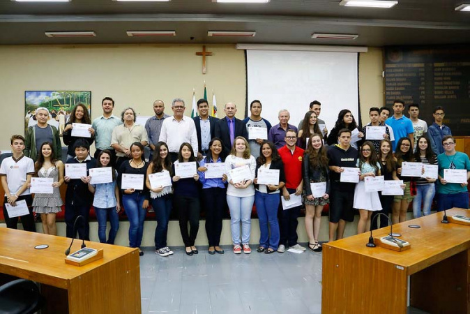 Alunos de 88 colégios da rede estadual participam do Parlamento Jovem