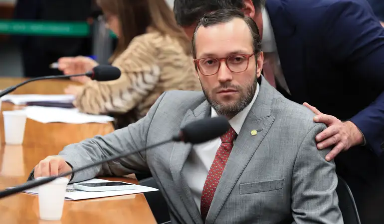 Arilson Chiorato pede para PF investigar possível ligação de Filipe Barros com o Master