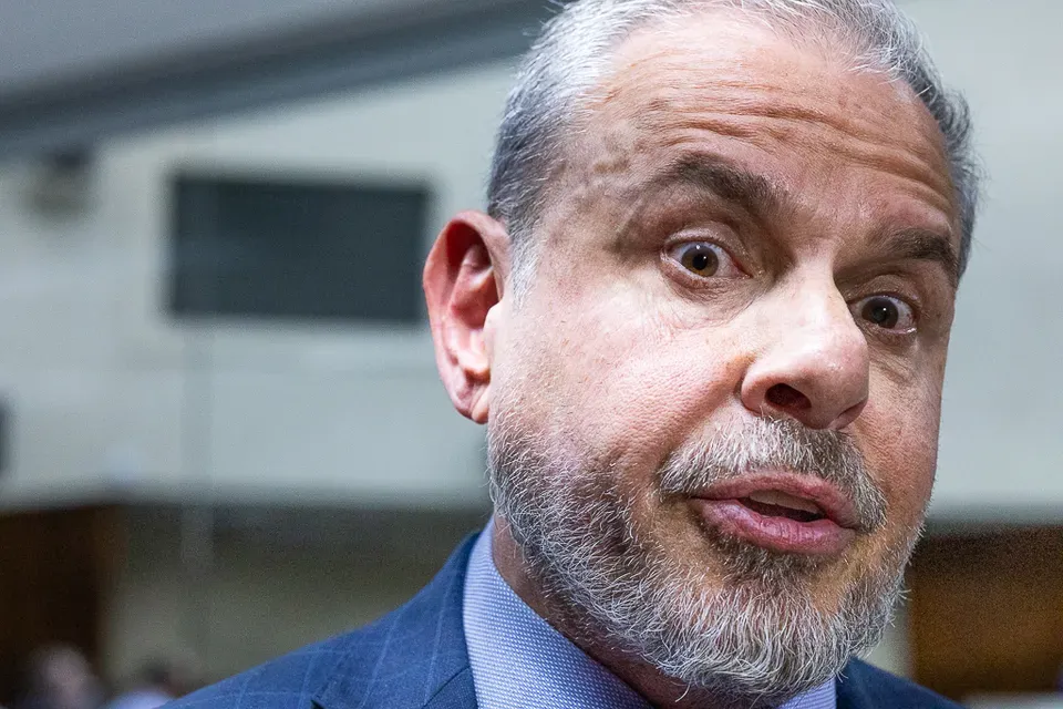 Bolsonarista Ricardo Arruda publica retratação após ofensas a Gleisi Hoffmann e ao PT
