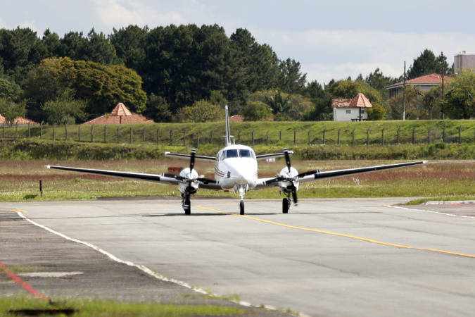 Governador mobiliza aeronave do Estado para trazer polilaminina a paciente de Curitiba
