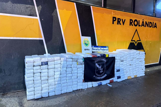 PMPR apreende 340 quilos de maconha, medicamentos e eletrônicos em ônibus na PR-444