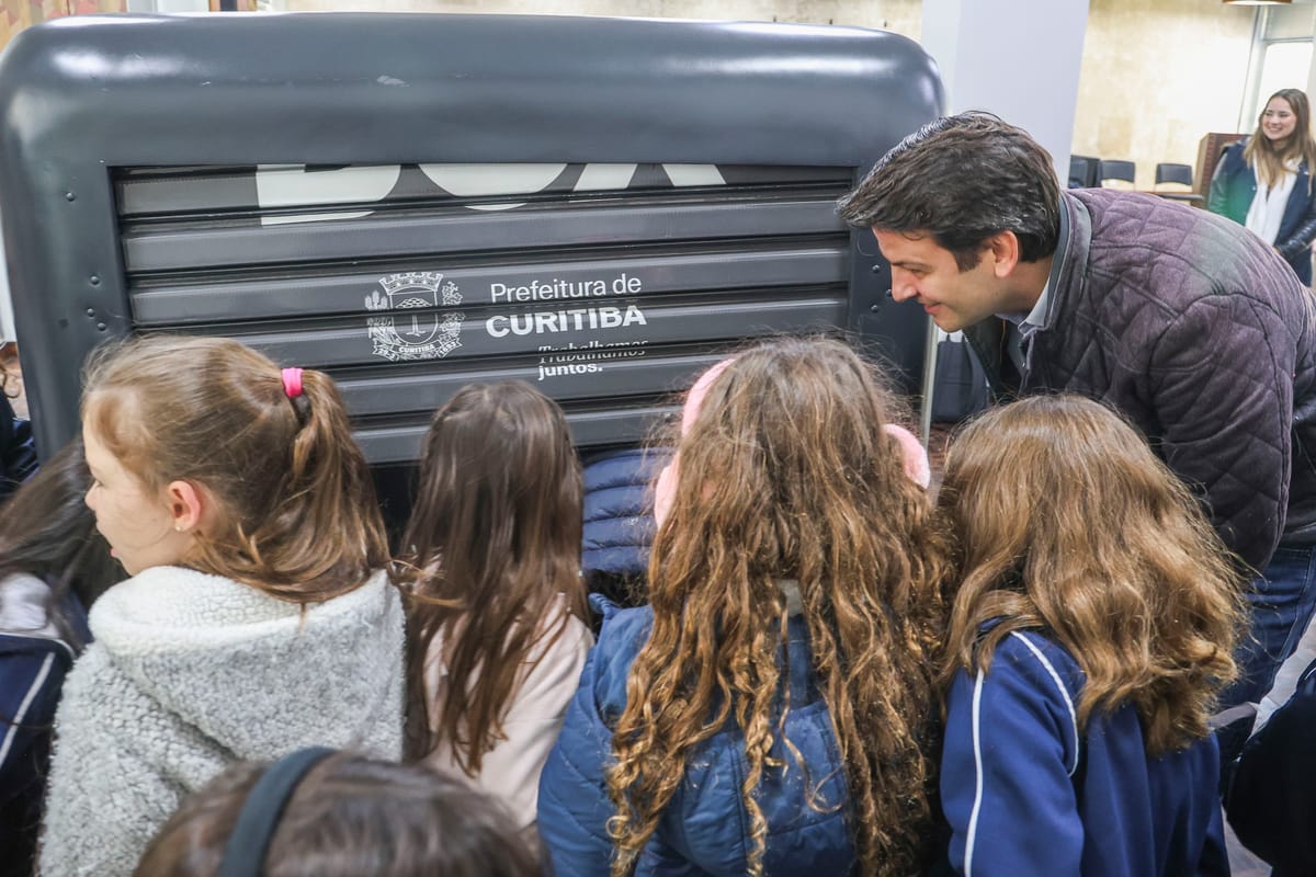 Pimentel, que negou querer escolas cívico-militares, agora analisa sancionar projeto