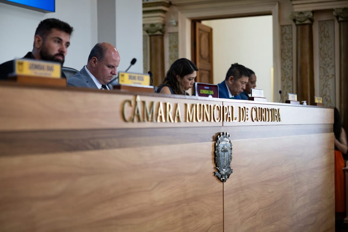 o cidadão quer coleta de lixo. O vereador pede outra coisa