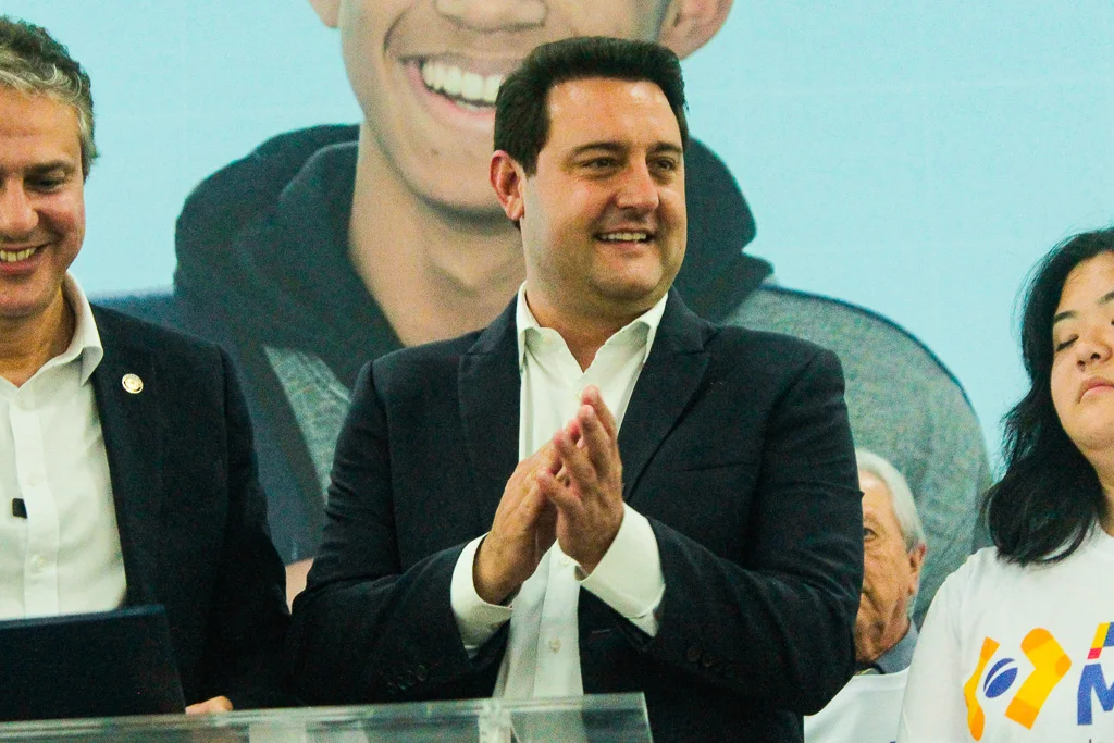 PR cortou metade das vagas de EJA. Modelo projeta atraso de 1 a 3 anos na redução do analfabetismo funcional
